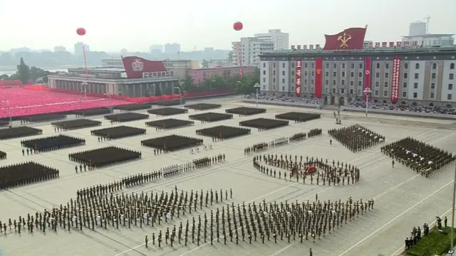 參與檢閱的朝鮮勞農赤衛軍士兵在平壤金日成廣場上列陣（9/9/2013）