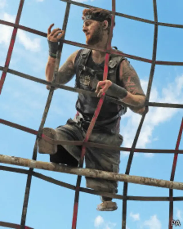 James Simpson escalando rede | Photo: PA