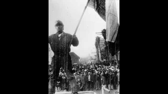 Trúng cử năm 1970, ông Allende muốn tái cơ cấu kinh tế nhưng cải tổ thiên tả của ông gây ra lạm phát cao, thiếu hàng hóa trong nền kinh tế và dẫn tới đình công, biểu tình.