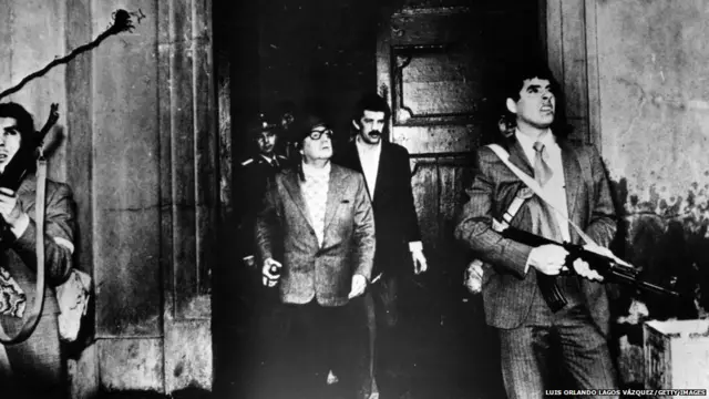 Theo quân đội thì ông Allende đã đề nghị 5 phút ngưng bắn để từ chức và có một lối thoát an toàn nhưng Tướng Pinochet bác bỏ. Quân đội nói họ không thể đảm bảo chuyện đó vì một số tay súng ủng hộ Tổng thống vẫn bắn tỉa từ trong Phủ Tổng thống ra bên ngoài.