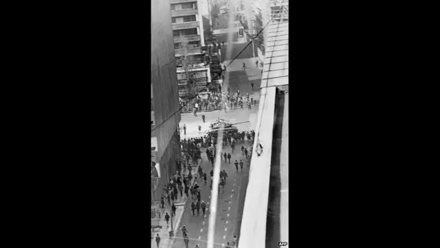 Chile rơi vào tình trạng thiết quân luật sau cuộc đảo chính bị phe thiên tả quốc tế và các nước cộng sản lên án.