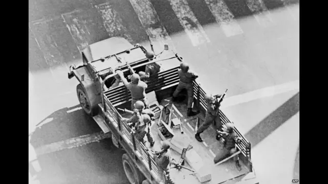 Báo chí nói vụ đảo chính năm 1973 làm hàng nghìn người chết nhưng chính quyền quân sự Chile nói chỉ có 100 người thiệt mạng trong chính biến được CIA ủng hộ.