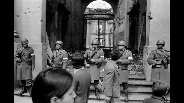 Trong 17 năm ông Pinochet cầm quyền, có hơn 3000 nhà hoạt động chính trị Chile bị giết hoặc bị phe quân nhân đem đi biệt tích. Xã hội Chile đến nay vẫn chia rẽ về cách nhìn sự kiện năm 1973.