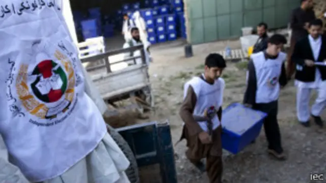 روزنامه های کابل از کارمندان کمیسیون خواستند که کارشان را با شفافیت انجام دهند