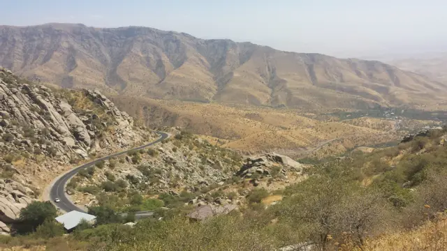  Самарқанддан автомашинада жануб томон  йўлга тушсангиз, ярим соат ичида Тахтақарача довони устидан чиқасиз. Пастда эса Зарафшон ва Ҳисор тоғлари этагида эгизак шаҳарлар - Китоб ва Шаҳрисабз ястаниб ётади.
