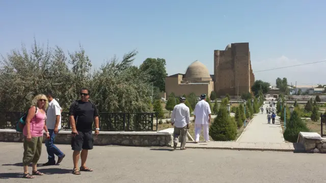 Гулдор  ҳамда анъанавий кийимли маҳаллий аёллар ва дўппили эркаклар орасида баъзан хорижий сайёҳларни учратиш мумкин. Одамлар ҳозир яна сайёҳлар кўпаётгани ҳақида айтишади.