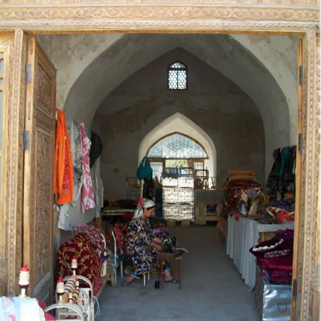 Ўзбекистоннинг фақат тўртта шаҳрида чорсу  бор. Шаҳрисабздаги "Чорсу" тими эса ўтган асрда аввал нон бозори, кейинроқ атторлик дўкони бўлган.  Ҳозир ҳунармандлар миллий кийим-кечак ва ёдгорликлар сотишади.