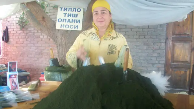 Бозорда носфурушлар учун махсус расталар ажратилган. Тилло тишли опанинг носи бутун шаҳардаги носкашлар орасида машҳур экан. Аммо опахон бизга тилло тишини кўрсатмади. 