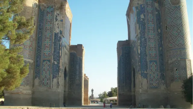 Оқ Сарой харобалари -  Шаҳрисабзнинг  бош рамзи ва олти асрдан бери энг баланд биноси. Амир Темур ўз она шаҳрида минтақадаги энг улкан пештоқли сарой тиклаган.  Ҳозир пештоқ йўқ. Кексаларнинг айтишича, большевиклар ҳам илк келган кезлари Оқ Саройни портлатишга уринишган. 
