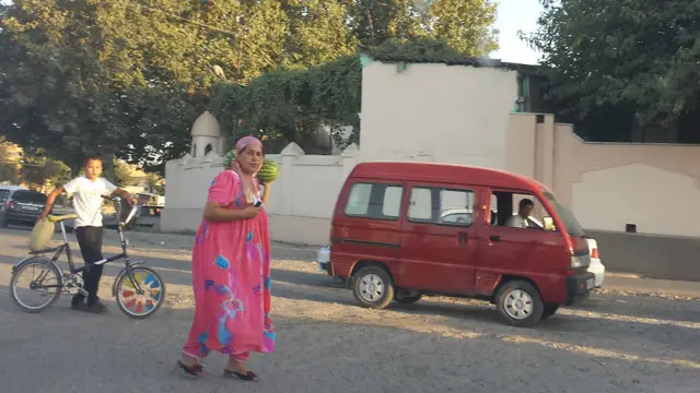 Эски шаҳар. Кечки бозордан қайтаётганлар.