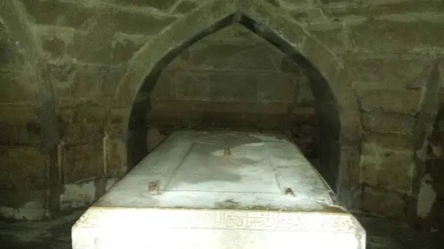 Амир Темур тириклигида ўзи учун она шаҳрида  ер ости мақбараси қурдирган. Аммо тақдир тақозоси билан Самарқандда дафн этилган. Шаҳрисабздаги ер ости сағанаси эса ХХ асрда, ўйнаб юрган бир болакай ер остига тушиб кетгач  топилган, дейишади. 