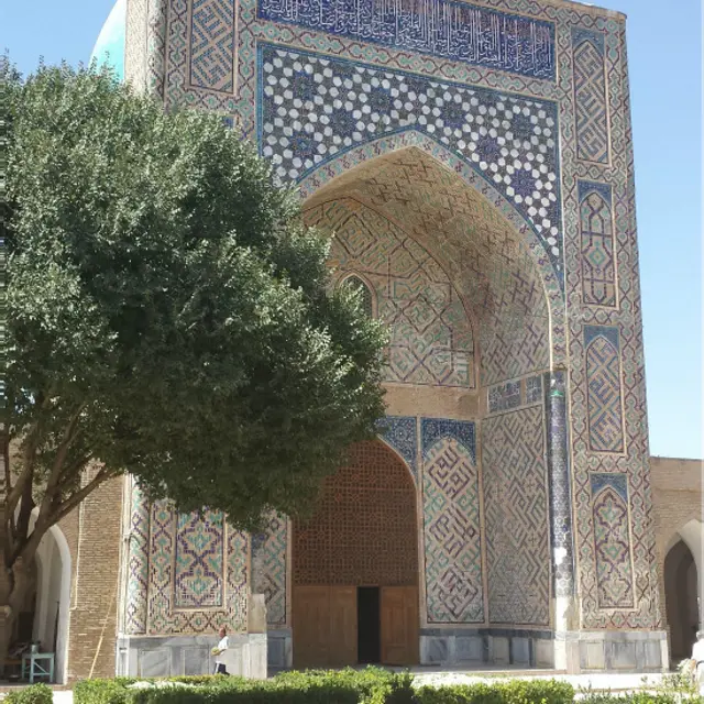 Доруссаодат мажмуасидаги кўп асрлик масжид.