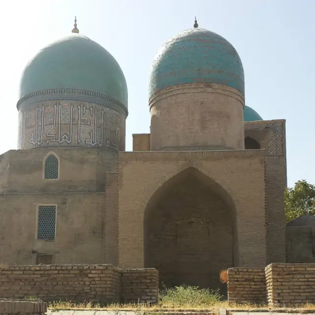 Гумбази Сайидон ва Шайх Шамсиддин Кулол мақбаралари.  Манбаларга кўра, Амир Темурнинг исмини ҳам айнан Шайх Шамсиддин  қўйган.