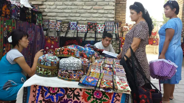 Шаҳрисабзда ўзига хос ҳунармандчилик ва каштачилик мавжуд.  Қадим зардўштий инончларига ҳам тақаладиган "чаён нусха", "офтобпараст" ва "анор" нақши туширилган дўппилар ёнида сумка, қопчик ва ёстиқпўшлар ҳам пайдо бўлган.  Шаҳрисабзда 19-асрда тикилган шу каби "чаён нусха" чопон ва этик Британия музейларида ҳам намойиш этилган. 