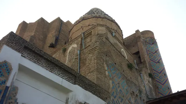 Жаҳонгир мақбараси эса Амир Темурнинг   бевақт вафот этган тўнғич ўғли  дафн этилгани учун унинг номи билан аталади. ХХ асргача бу мажмуанинг жуда кам қисми етиб келган. 