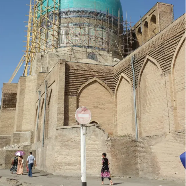  "Кўк гумбаз" масжидини  Улуғбек ўз отаси Шоҳруҳ Мирзо номидан тиклаган ва Самарқанддаги Бибихонимдан кейин мамлакатнинг иккинчи йирик гумбазли тарихий иншооти саналади.

