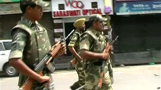 اس سے قبل اترپردیش کے مظفرنگر میں بھی اس قسم کے واقعات کے بعد فسادات ہوئے تھے اور بہت سے مسلمان اس کے بعد سے کیمپوں میں رہ رہے ہیں