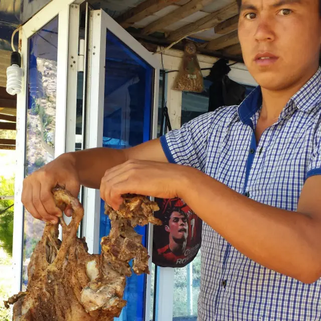 Довон бўйлаб ҳар қадамда Қашқадарёнинг  маҳаллий таоми бўлмиш тандир кабоб сотилаётган дўконлар тизилган. Ҳайдовчилар Самарқанд ва Тошкентдаги дўст ё қариндошлари учун "тандир гўшти" сотиб олишади. 