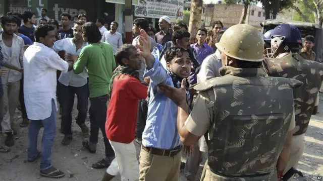 حکام کا کہنا ہے کہ فسادات کے سلسلے میں اب تک نوے افراد کو گرفتار کیا جا چکا ہے۔