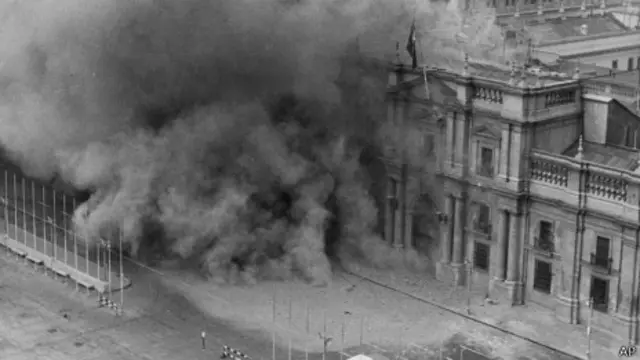 Президентский дворец Ла Монеда в Сантьяго 11 сентября 1973 года