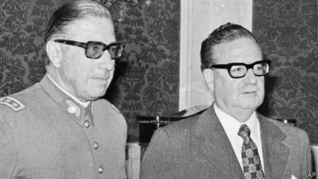 سالوادور آلنده (در سمت راست)، ژنرال آگوستو پینوشه را به عنوان فرمانده ارتش منصوب کرد.