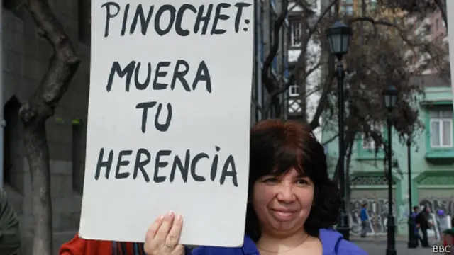 Участница акции протеста против наследия режима Пиночета