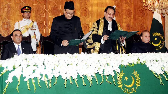 بیشتر دنیا میں آئینی عہدیدار اپنی اپنی الہامی کتابوں پر ہاتھ رکھ کے حلف لیتے ہیں۔