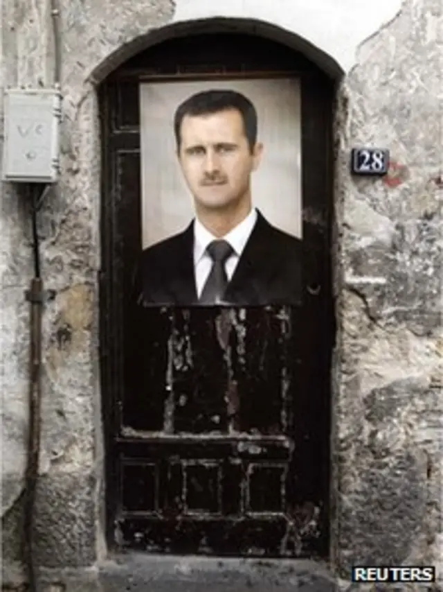 Muro com cartaz pró-Assad em Damasco