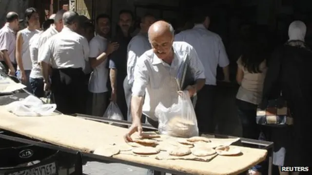 Venda de pão sírio em Damasco