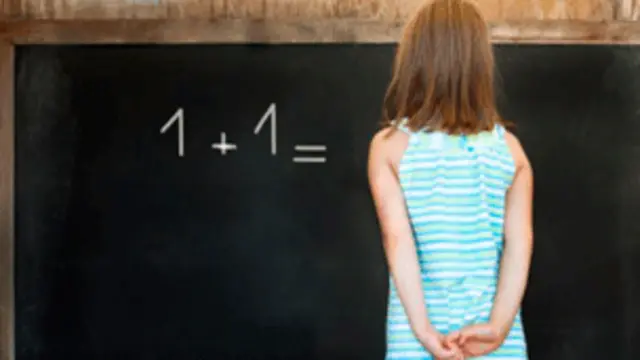 Niña con pizarrón (Foto: Getty Images)