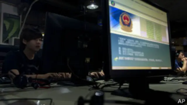 Предупреждение полиции на мониторе компьютера в Китае 