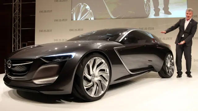 مارك آدامز، نائب رئيس عمليات اوروبا في شركة جنرال موترز يقدم سيارة الافكار اوبل مونزا في معرض فرانكفورت الذي سيفتتح للعامة في الثاني عشر من سبتمبر ايلول الجاري.