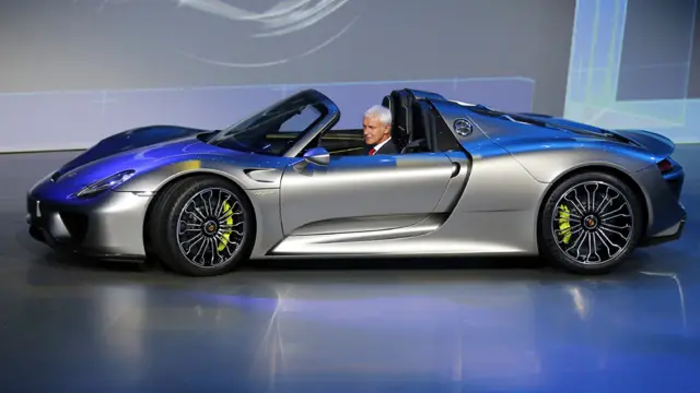 ماتياس مولر، رئيس مجلس ادارة بورش يقود انتاج شركته الجديد، الـ 918 سبايدر.