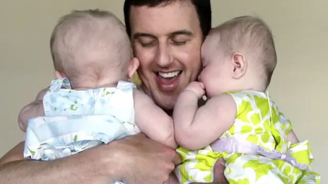 बच्चों की परवरिश करते एक पिता