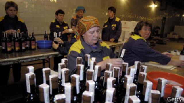 Рабочие на молдавском винодельческом комбинате