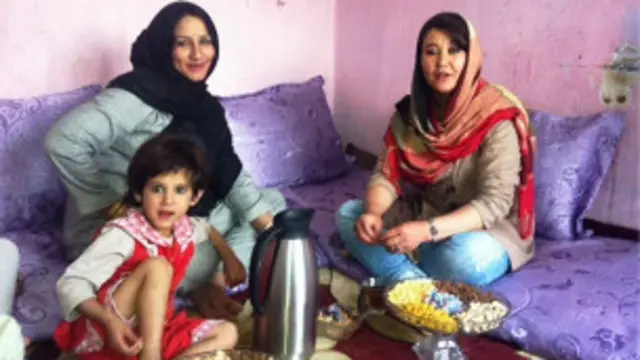 تور پېکۍ یوه افغانه ښځینه پولیسه ده. 