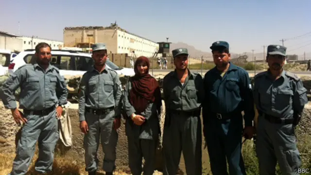 د افغان پولیسو په لیکو کې د ښځو د ګمارنې او جذبونې مټه او رو بهیر د ډېرو په اند نهیلی کوونکی دی.