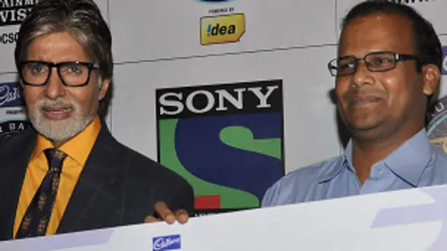 تاج محمد انعام جیتنے کے بعد پروگرام کے میزبان اور مشہور اداکار امیتابھ بچن کے ہمراہ