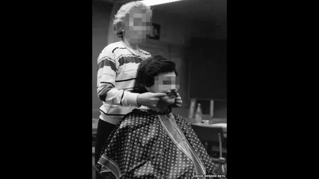 Агенту "Штази" примеряют накладные усы. Симон Меннер, BStU.