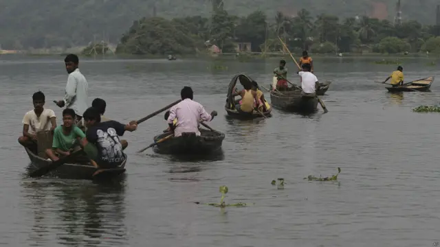 असम में बाढ़ प्रभावित गांववासी