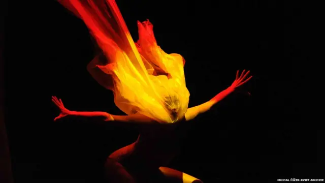 Desain kostum Simona Rybakova