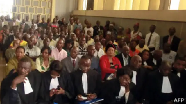 Les avocats au tribunal avant l'ouverture du procés en août.