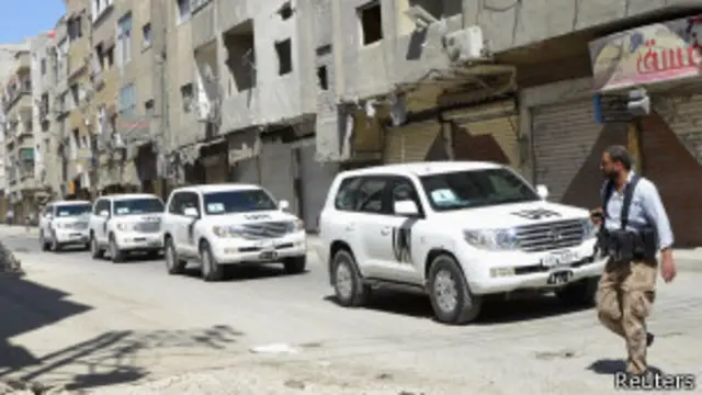 Автомобиль инспекторов ООН и боец оппозиции 
