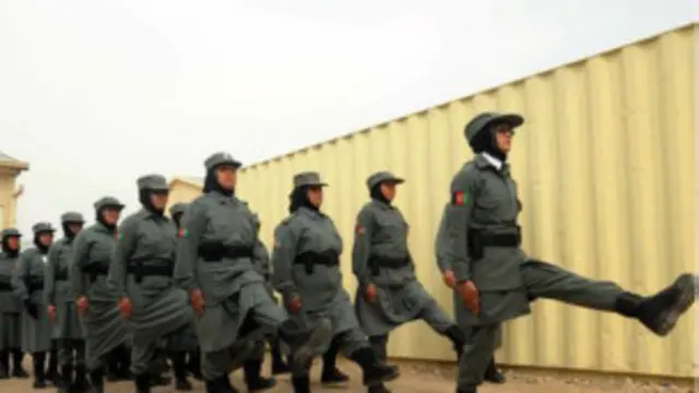 د افغانستان د پولیسو شمېر ۱۵۷ زرو تنو ته رسیږي او په کې یواځې ۱۵۰۰ ښځې دي چې د دغې شمېرې یوه سلنه هم نه جوړوي.