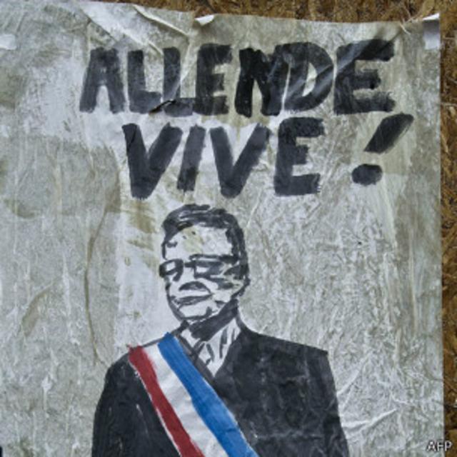 Cartel que dice Allende Vive