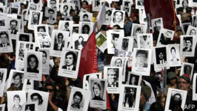 Manifestación en 2013 por los detenidos y desaparecidos de Chile