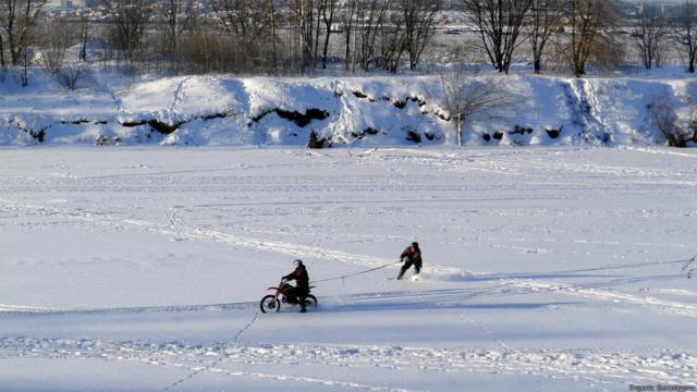 Любители с энтузиазмом занимаются скийорингом на льду Москвы-реки, невзирая на сильный мороз. Еще одно фото Евгении Герасимовой из Москвы