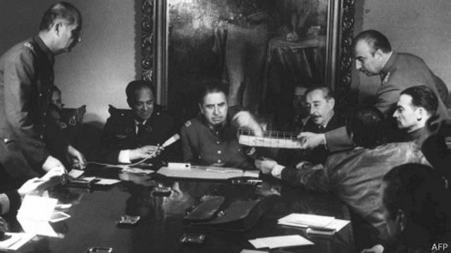Augusto Pinochet con sus militares, días después del golpe