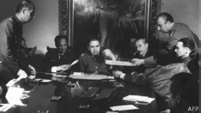 Pinochet com militares em setembro de 1973