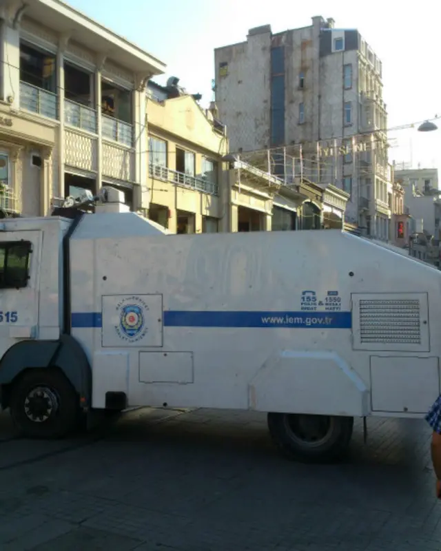 İstiklal Caddesi girişinde bekleyen bir TOMA. 